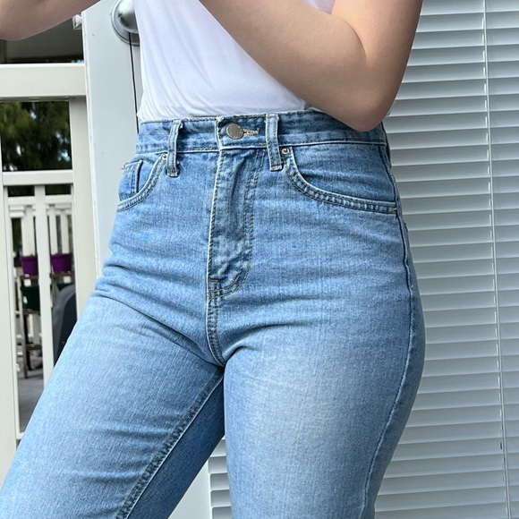 CHUU -5KG LIGHT WASH HIGH WAISTED JEANS - Picture 2 of 5